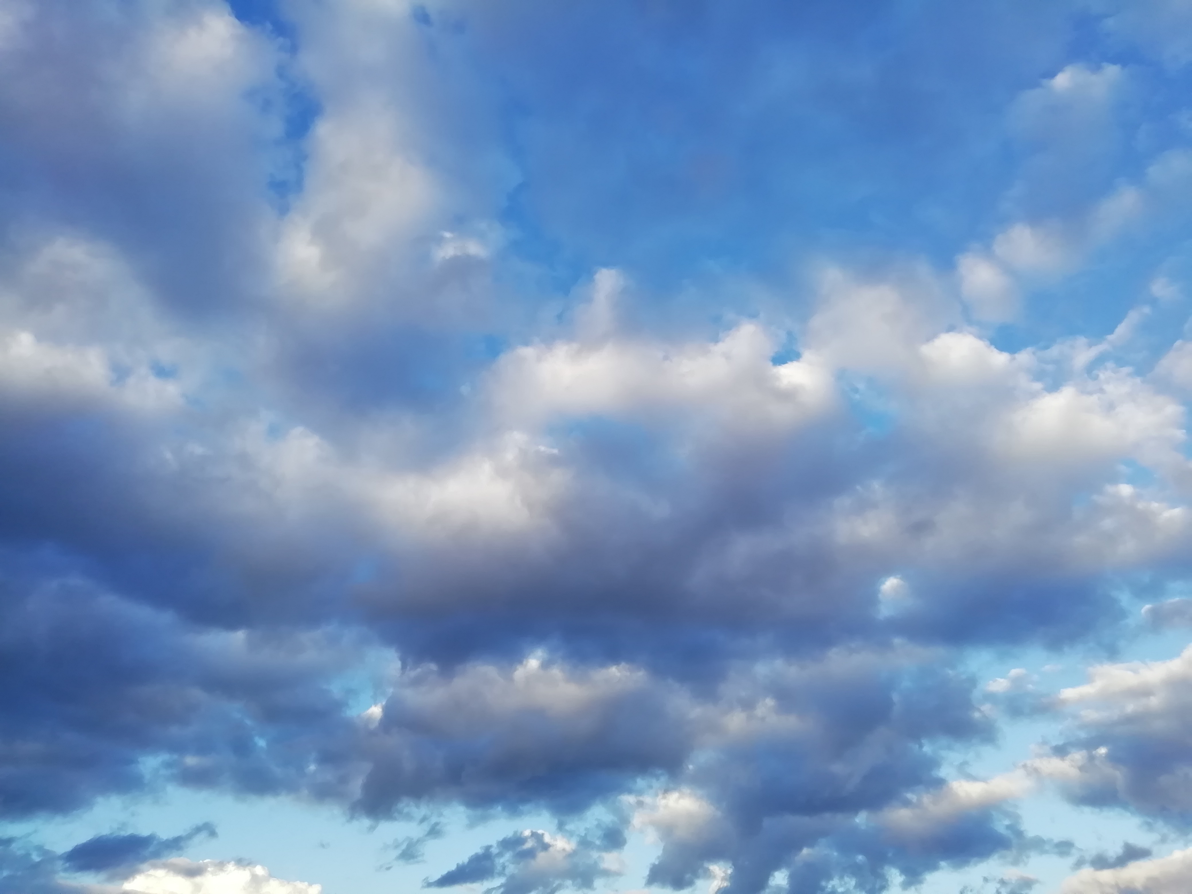 Blauer Himmel und tiefe hellgraue Wolken im Wechsel. Dies ist typisch für Westwind Wetter.